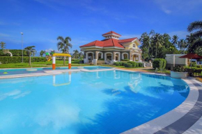 Modern 4 Bedroom House I Close to Malls I Swimming Pool I Maximum 12 Guests I by Bleuspace